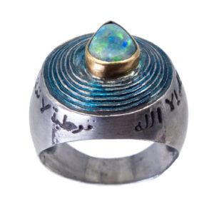 Anillo de la Fuente y el Ópalo Australiano